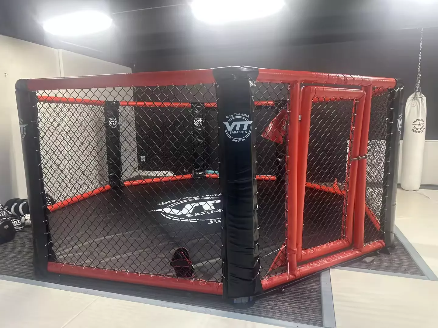 Hoe kan een op maat gemaakte MMA-achthoek de balans vinden tussen veiligheid, duurzaamheid en merkweergave in een gevechtsschool met hoge intensiteit?
